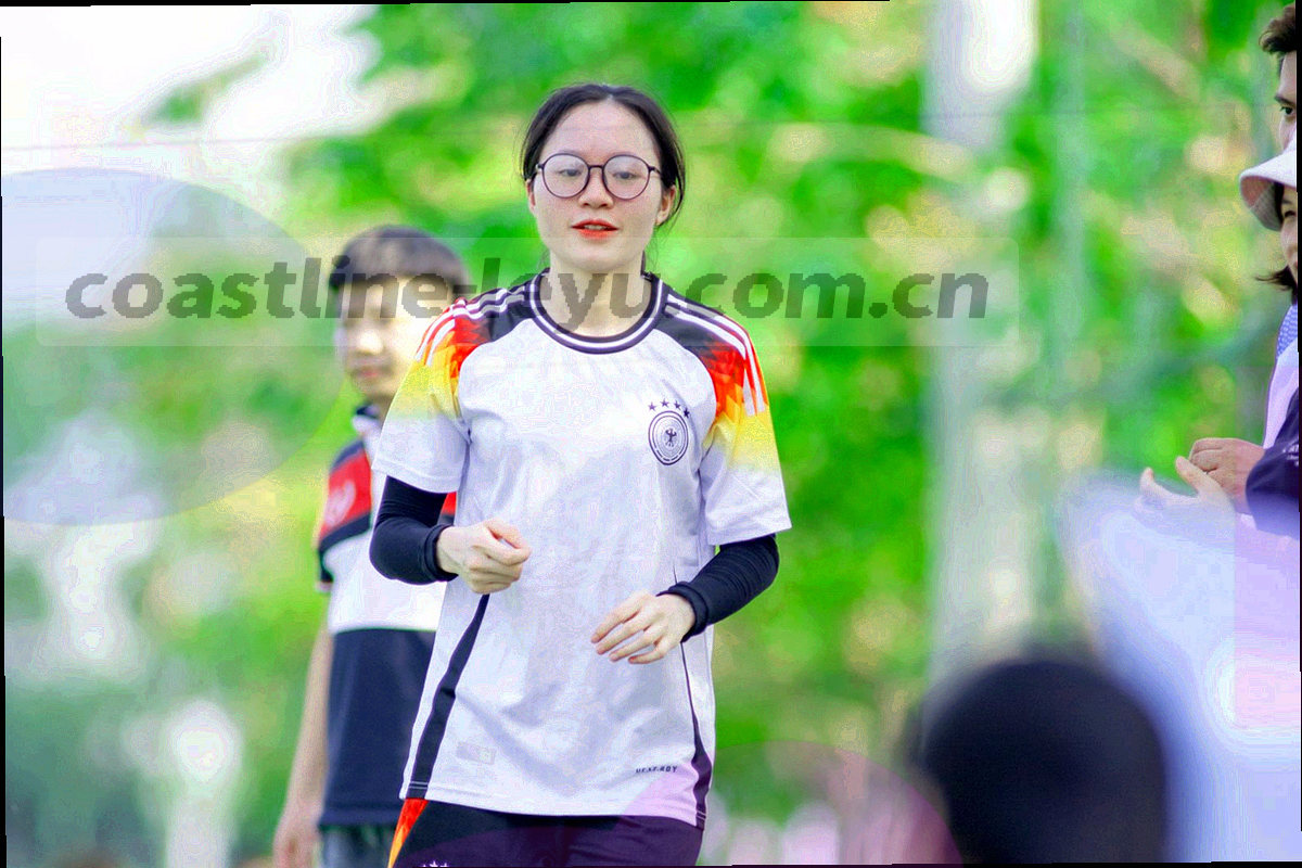 深海蓝背景上的抽象数据流动路径与盾形网格，电光青线条点缀其间
